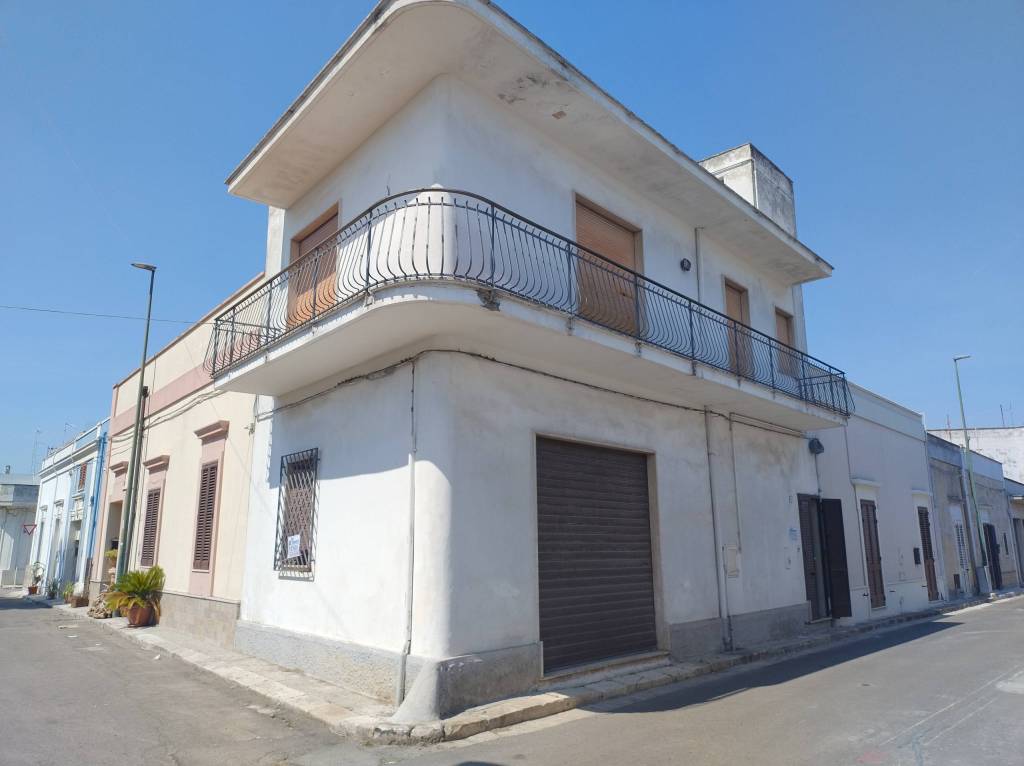 €.75.000, FinImmobil by immobiliare Occhineri, vende, in Guagnano (LE), Via Crocifisso n.44, angolo di Via Solferino.Complesso immobiliare, composto da: -casa civile abitazione situata al piano terra — foto 1