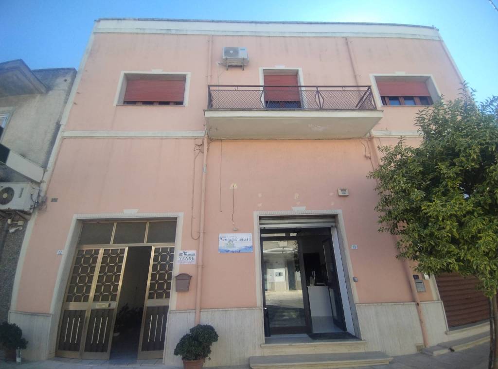 FinImmobil by Immobiliare Occhineri, vende in San Donaci (BR), Largo Costantini n.12,( zona centro )casa autonoma, P.T.+1.P. mq.215 vani 7.5, con cortile mq.80 circa, con ascensore , abitabile, dispon — foto 1