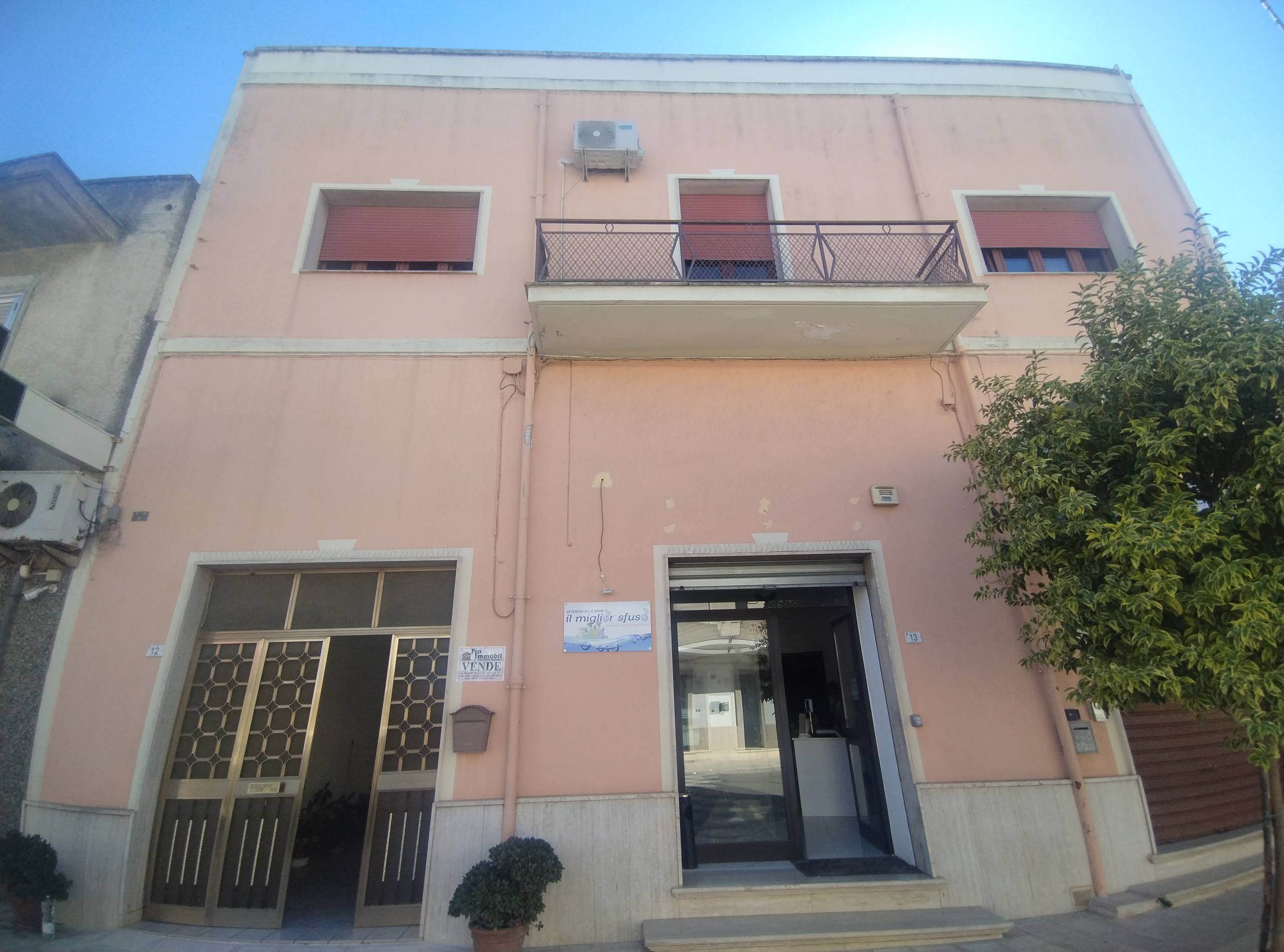 FinImmobil by Immobiliare Occhineri, vende in San Donaci (BR), Largo Costantini n.12,( zona centro )casa autonoma, P.T.+1.P. mq.215 vani 7.5, con cortile mq.80 circa, con ascensore , abitabile, dispon — foto 1